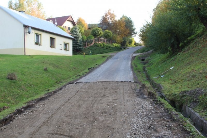 Gmina Gdów. Zamknięta droga w rejonie szkoły w Jaroszówce. Trwa remont