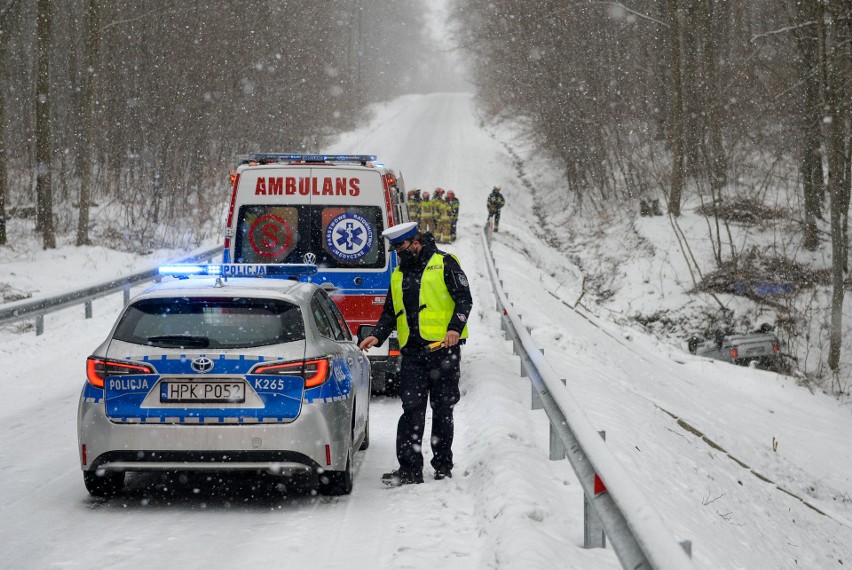 Wypadek w Zalesiu pod Przemyślem. Volkswagen dachował w głębokim rowie, w środku były dwie kobiety [ZDJĘCIA]