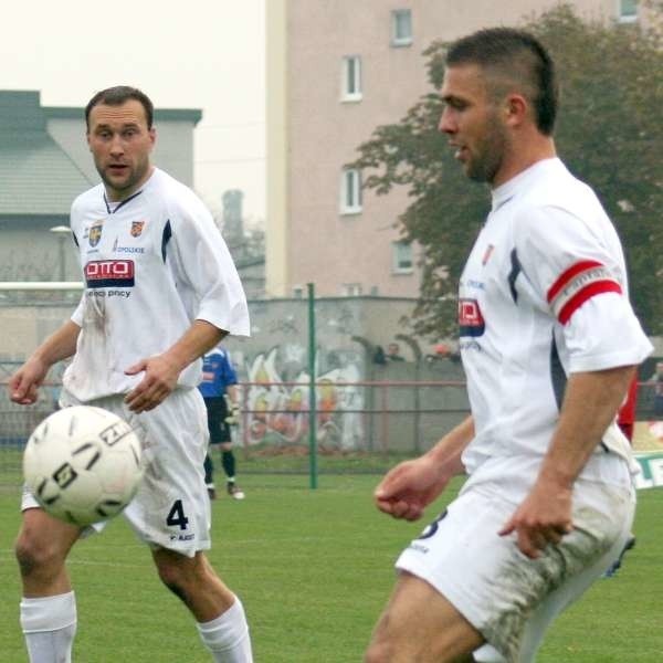 Tomasz Copik (z lewej) i Łukasz Ganowicz imponują jesienią równą formą w lidze. Od ich postawy w dużej mierze zależy szczelność defensywy naszego zespołu.