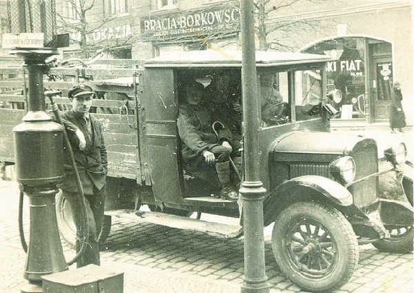 Stacja benzynowa przy ul. Gdańskiej 37  cieszyła się szczególnym uznaniem kierowców.  W latach 20. ubiegłego wieku należała do firmy  "Gazolina Sp. Akc."
