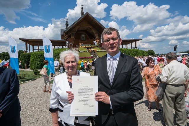 Jacek Lelek, burmistrz Starego Sącza trzymający w dłoniach dekret papieski.