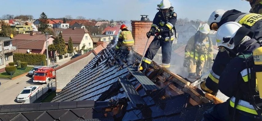Pożar domu jednorodzinnego na ul. Waryńskiego w Pucku 08.04.2020. Dwa razy zapaliło się poddasze budynku