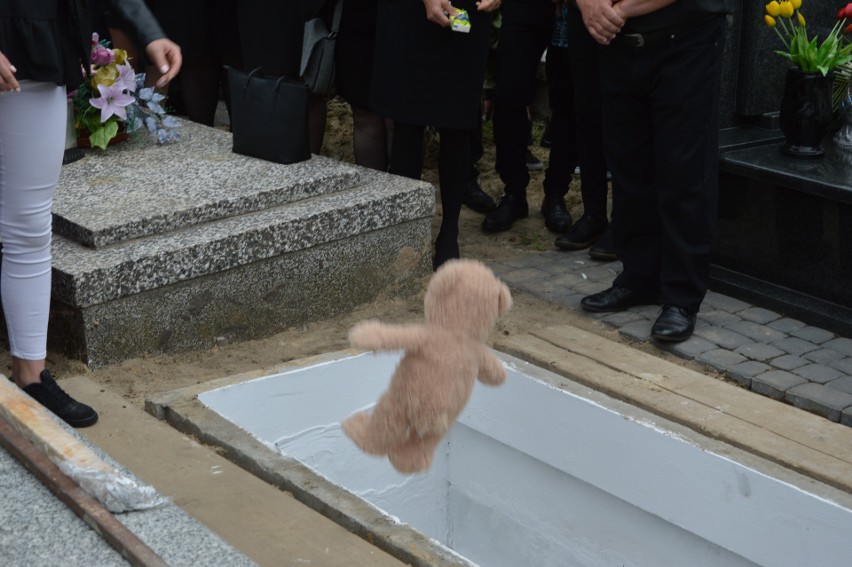 Pogrzeb Karoliny z Dzierzgowa. Zabił ją 22-letni mężczyzna.