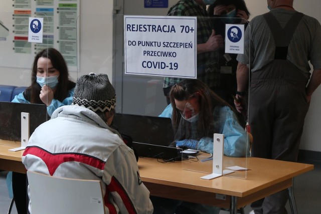22.01.2021 Wrocław, Uniwersytecki Szpital Kliniczny. Rozpoczęły się zapisy dla osób 70+ na szczepienia przeciwko Covid-19
