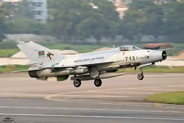 Chińskie myśliwce Chengdu J-7 wzorowane są na radzieckich maszynach MiG-21 z lat 60. Do dziś używane są, poza Krajem Środka, w wielu innych krajach.