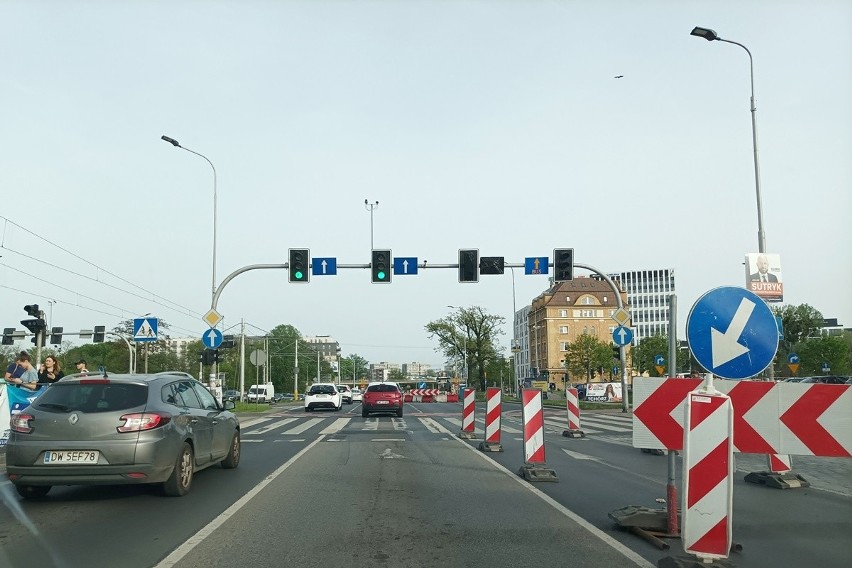 Ulica Legnicka we Wrocławiu od kilku dni przechodzi remont...