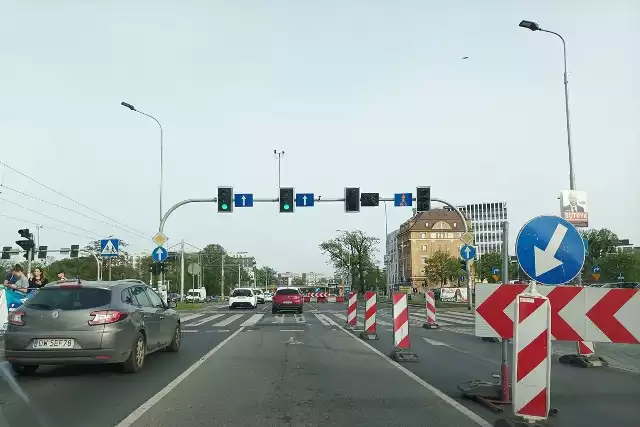 Ulica Legnicka we Wrocławiu od kilku dni przechodzi remont nawierzchni.