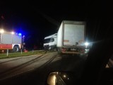 Ciężarówka wpadła w poślizg na S6 między Koszalinem a Kołobrzegiem. Droga była zablokowana przez 3 godziny [zdjęcia]