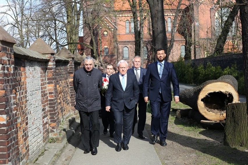 Leszek Miller odwiedził grób Barbary Blidy w Siemianowicach Śląskich [ZDJĘCIA]