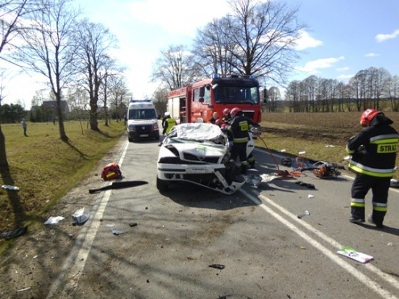 Zielonka: Tragiczny wypadek na DK 58. Nie żyje kierowca skody (zdjęcia)