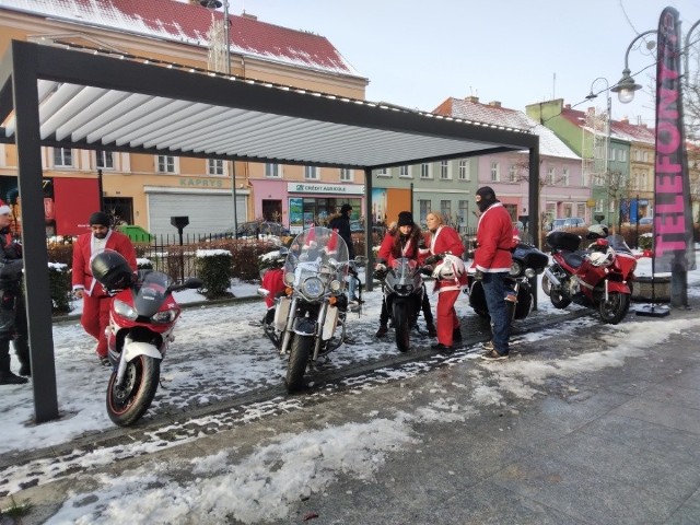 Zjazd Mikołajów na placu Wyzwolenia w Nowej Soli. To Motomikołajki grupy Motozwierzyniec