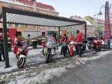 Motomikołajki w Nowej Soli. W centrum miasta Mikołaje na motorach zbierali pieniądze dla potrzebującego dziecka 