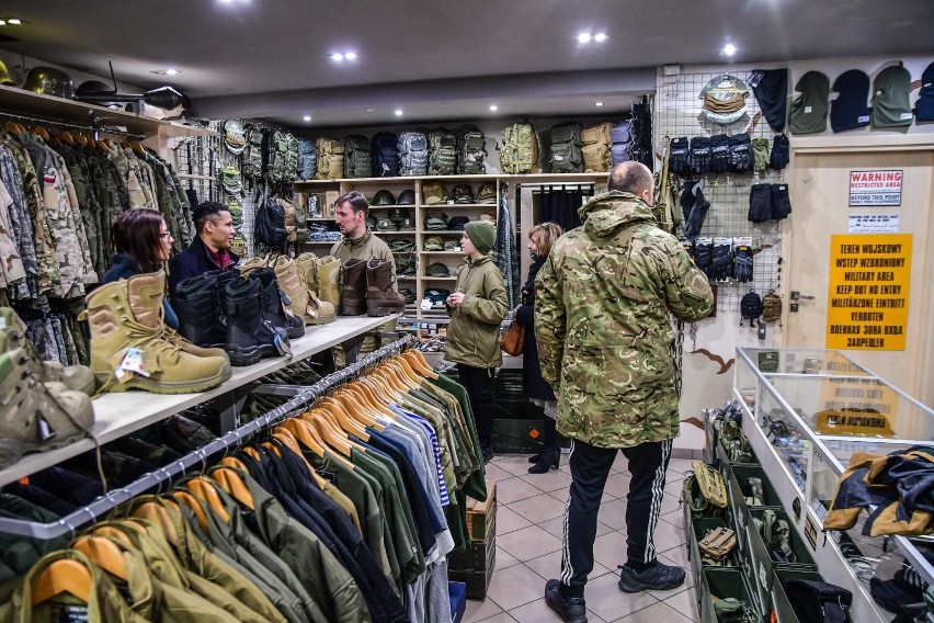 W sklepach militarnych jest coraz wiięcej klientów.