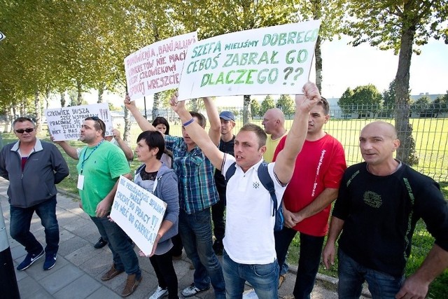 Pikieta pracowników Marka M. przed słupską prokuraturą w sierpniu 2014 roku, którzy nie mogli wyjechać do pracy