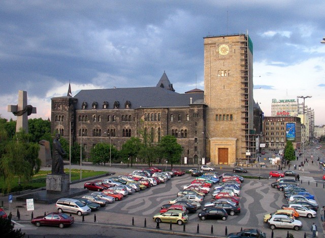 Poznań: Na placu Mickiewicza już nie będziemy parkować samochodów