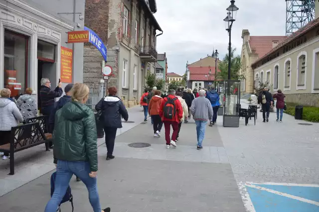 Dawno nie spotykany widok na ulicy Solnej w Bochni, w czwartek 2.09 w rejonie Szybu Sutoris można było spotkać grupy turystów