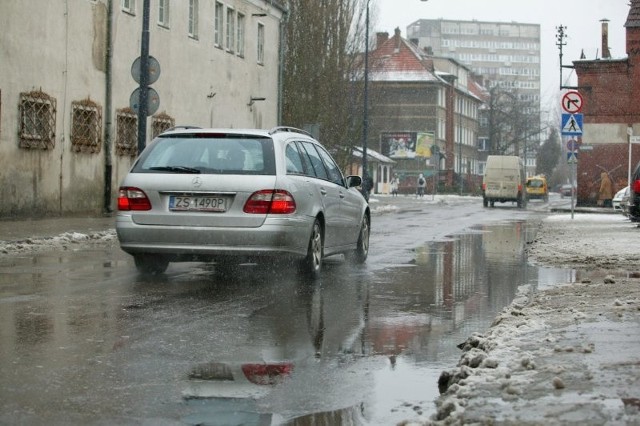 Zdjęcie zrobiliśmy na ulicy Kołątaja przed siedzibą... Zakładu Wodociągów i Kanalizacji.
