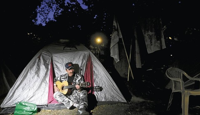 Zbigniew Stefański z Komitetu Obrony Stoczni Gdańsk umilał kolegom czas grą na gitarze