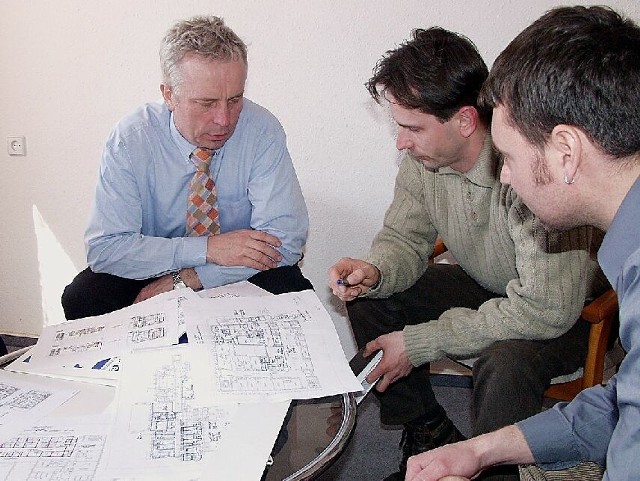 Piotr Gerber (z lewej) rozmawiał wczoraj z Maciejem Matkowskim i Robertem Gidynią z firmy wykonującej instalacje elektryczne.