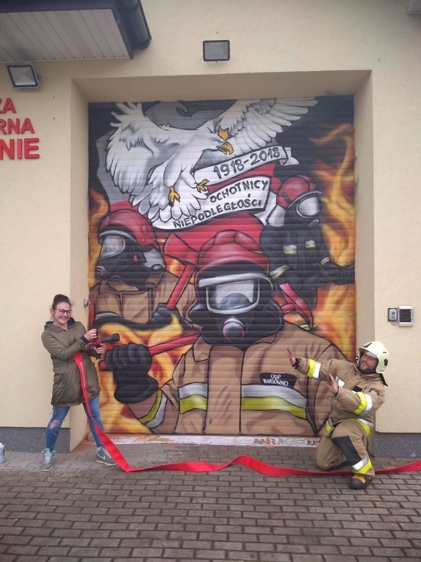 Oryginalny mural ozdobił bramę w budynku OSP w Busównie (ZDJĘCIA)