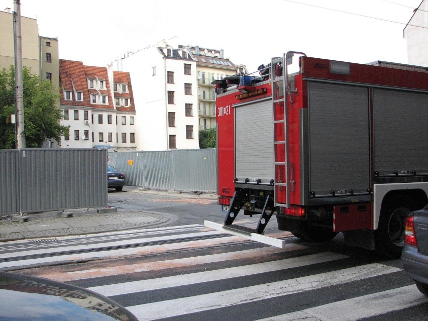 Wrocław: Straż pożarna usuwała plamę oleju na Ruskiej