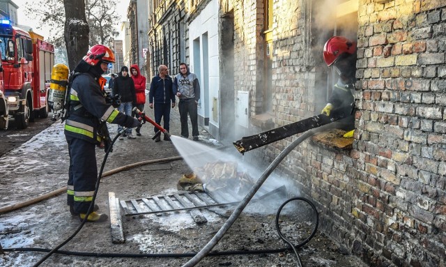 Około godz. 16 wybuchł pożar w jednym z mieszkań na parterze kamienicy przy ul. Św. Ducha w Inowrocławiu. 