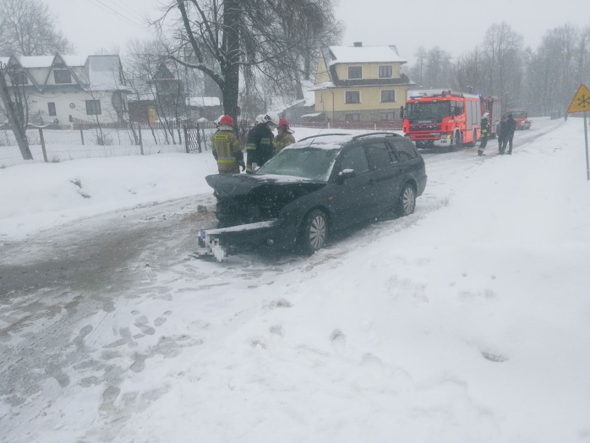 Podhale. Trudne warunki na drogach. W Gronkowie zderzyły się dwa samochody 