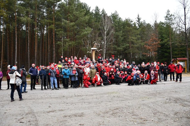 Uczestnicy 13. edycji Mikołajkowego Nordic Walking spotkali się przy pomniku pszczoły w uroczysku „Bartny Kąt”.