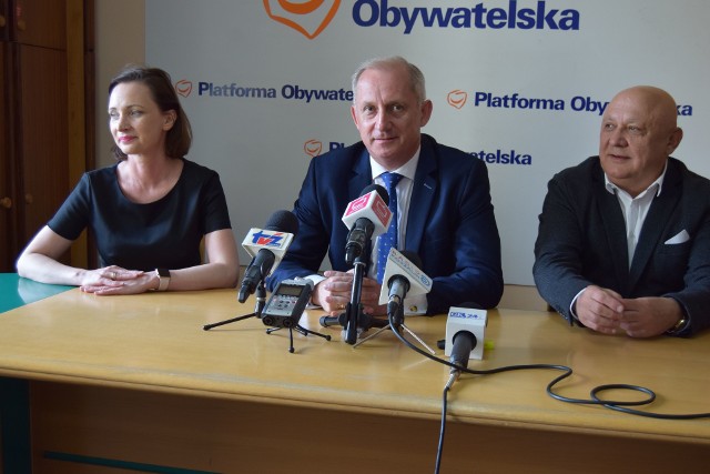 Parlamentarzyści PO w Szczecinku (od lewej) Joanna Augustynowska, Sławomir Neumann i Piotr Zientarski
