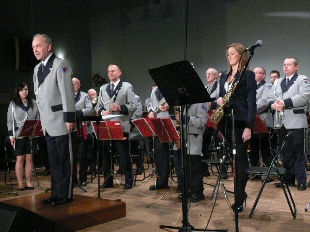 Suchedniowska Orkiestra Dęta dała koncert z okazji 20 &#8211; lecia istnienia przy ośrodku kultury.