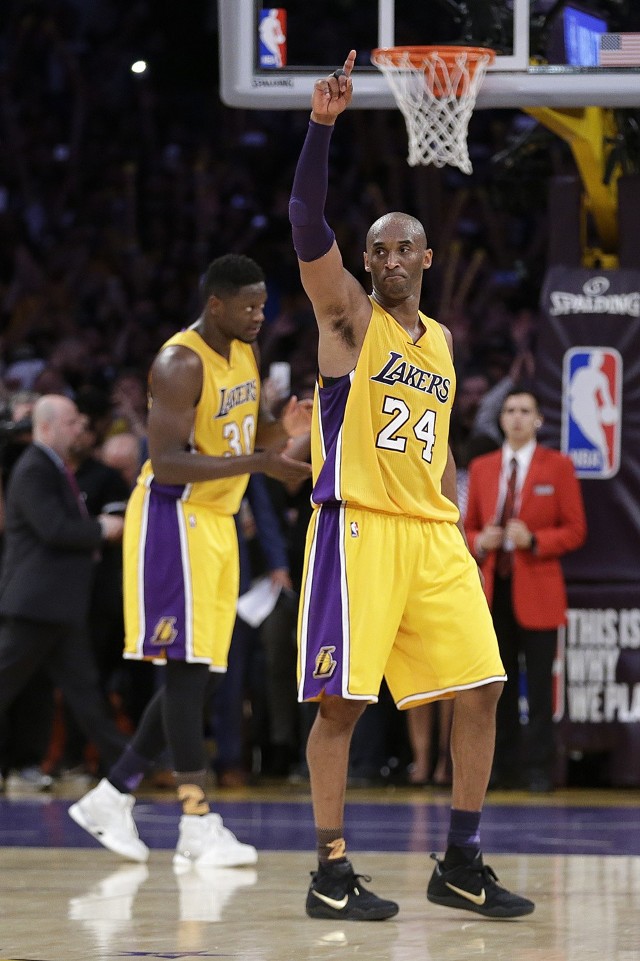 Koszykarz amerykańskiej drużyny z Los Angeles Lakers, Kobe Bryant, podczas jego ostatniego meczu NBA w swojej karierze. Mecz był przeciw drużynie Utah Jazz. Bryant zdobył w tym meczu 60 punktów, a całość zakończyła się zwycięstwem Lakersów z wynikiem 101-96 (13.04.2016, USA).