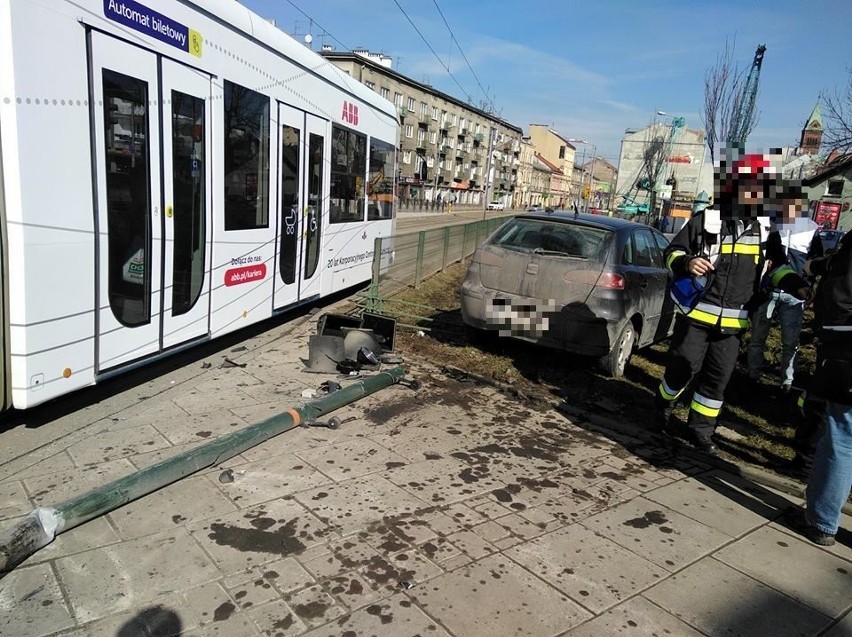 Kraków. Zderzenie samochodu z tramwajem na Rondzie Matecznego, są utrudnienia