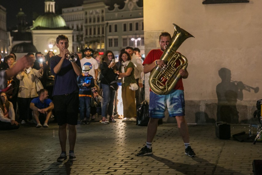 Tłumy turystów i imprezowiczów opanowały Kraków. Tak wygląda nocne życie miasta [ZDJĘCIA