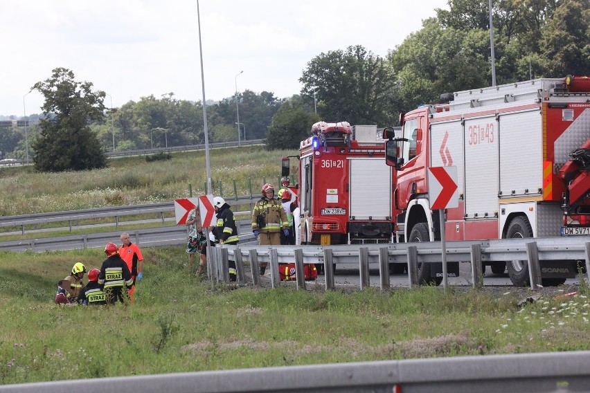 Wypadek na skrzyżowaniu A4 i S3. Ukraiński autobus najechał na forda. Dwie osoby ciężko ranne