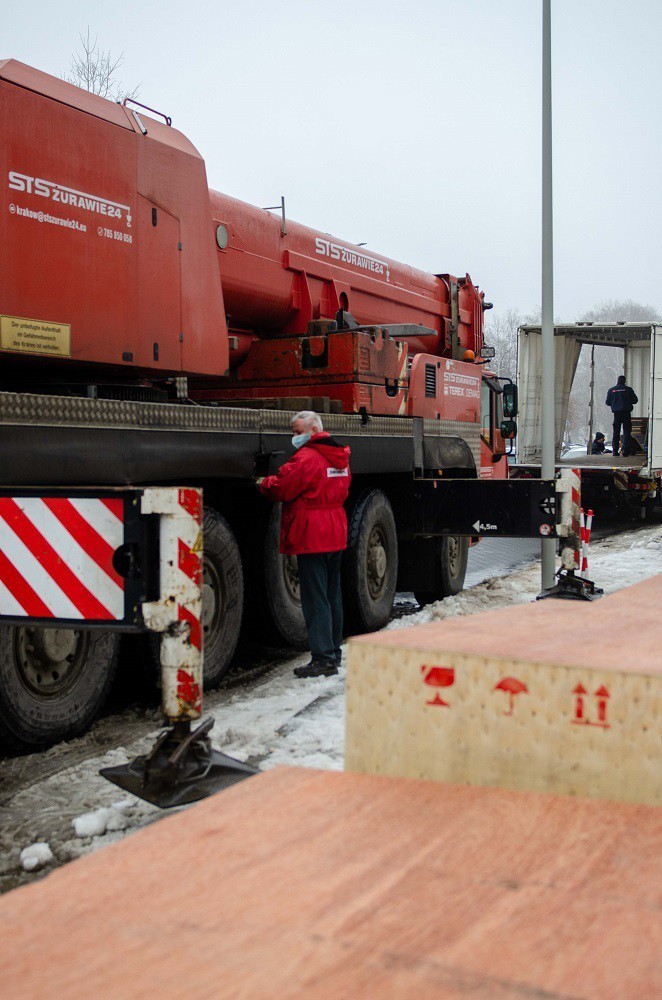 Najbardziej zaawansowany rezonans magnetyczny w Europie trafił do krakowskiego szpitala. Urządzenie waży 16 ton! Trzeba było użyć dźwigu