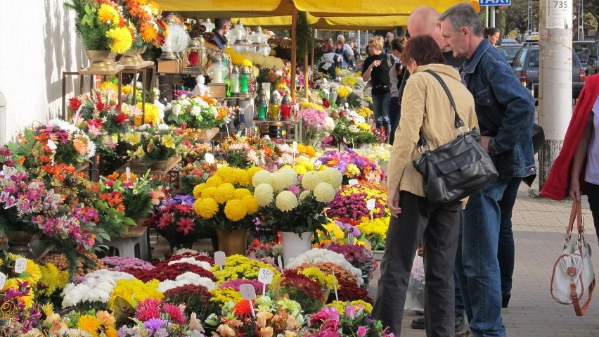 Wrocław: Tłok na i koło cmentarzy (ZDJĘCIA)