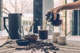 Co dzieje się z Twoim organizmem, gdy pijesz kawę na czczo? Skutki uboczne picia kawy na pusty żołądek mogą Ci obrzydzić ten nawyk