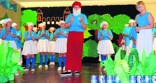 „Taniec Smerfów” - tak gimnazjaliści z Opatowca grali na koncercie charytatywnym dla Hubercika. Później wcielili się też w role wolontariuszy, a Katarzyna Szczerba (z prawej) dyryguje całą operacją.