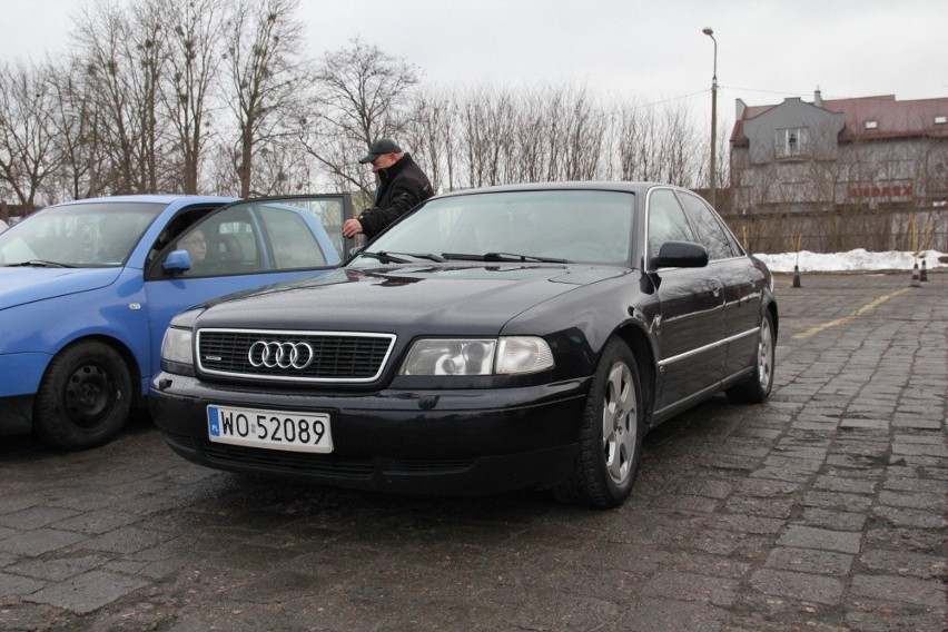 Audi A8, 1995 r., 3,7 + gaz, 14 tys. 400 zł;