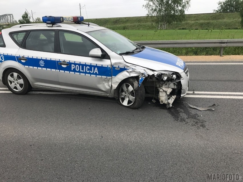 Kolizja radiowozu z volkswagenem na obwodnicy Czrnowąsów.