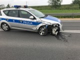 Volkswagen zderzył się z policyjnym radiowozem na obwodnicy Czarnowąsów. Nikt nie odniósł obrażeń