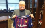 Liga hiszpańska. Lech Wałęsa z koszulką FC Barcelony. A na niej napis "Konstytucja" 