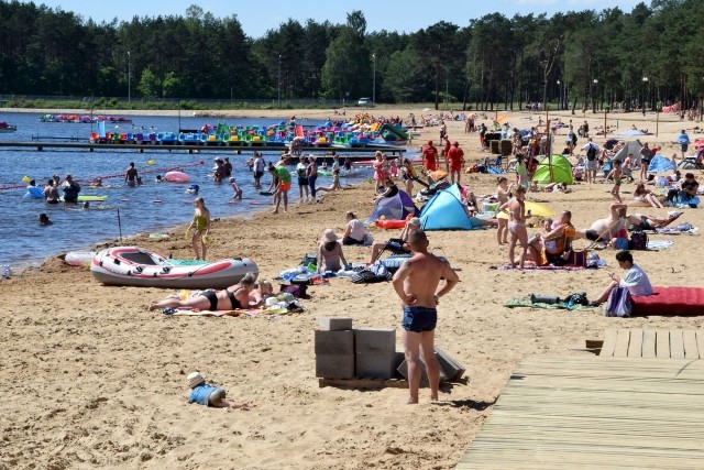 W środę, 1 lipca oficjalnie rozpoczął się sezon kąpielowy mad zalewem w Sielpi koło Końskich. Potrwa do końca sierpnia. Na powiększonych po modernizacji zalewu plażach bezpieczeństwa kapiących pilnują już ratownicy. W środę Świętokrzyska Ibiza" przeżywała prawdziwe oblężenie. Zobaczcie na zdjeciach.Więcej z Sielpi w środę 1 lipca na kolejnych slajdach >>>>>>>>>>