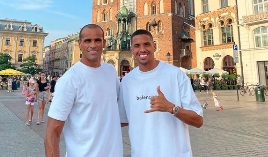 Rivaldo z synem Rivaldinho, piłkarzem Cracovii, na Rynku w Krakowie 15 lipca 2021 roku