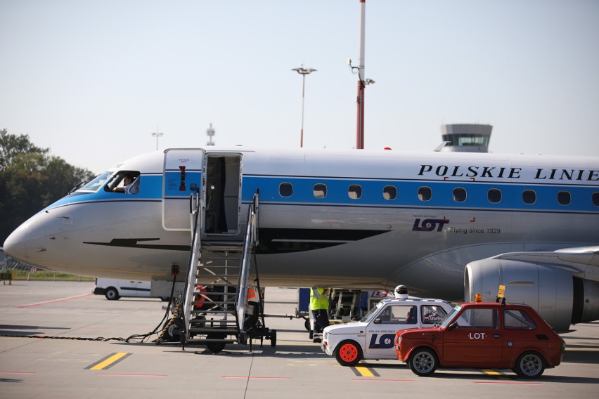 Kraków. Niezwykły wyścig na lotnisku w Balicach: Fiat 126 zmierzył się z Embraerem 175 PLL LOT