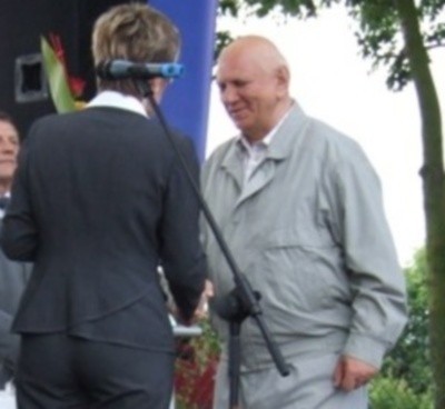 Burmistrz Róża Koźlik wręcza statuetkę Janowi Rzepczykowi.