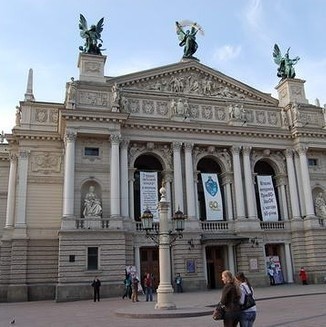 Opera lwowska to jeden z najpiękniejszych zabytków Ukrainy. Wystrój wnętrza budynku zachwyca turystów. Warto zobaczyć ją na żywo.
