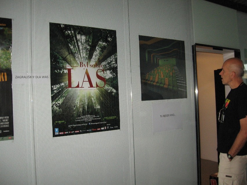 Na razie wiszą plakaty i  napis "Tu będzie kino”.
