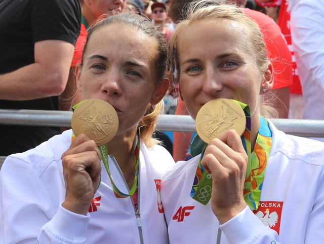 Złote medalistki w wioślarstwie (kat. dwójka podwójna kobiet) Magdalena Fularczyk oraz Natalia Madaj. Igrzyska Olimpijskie w Rio de Janeiro 2016 (09.08.2016, Brazylia).
