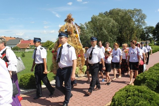 W konkursie na najpiękniejszy wieniec zwyciężył ten wykonany przez KGW Kłoda - na zdjęciu. To on będzie reprezentował gminę na Dożynkach Powiatu Staszowskiego 25 sierpnia. Zobacz więcej zdjęć na kolejnych slajdach.